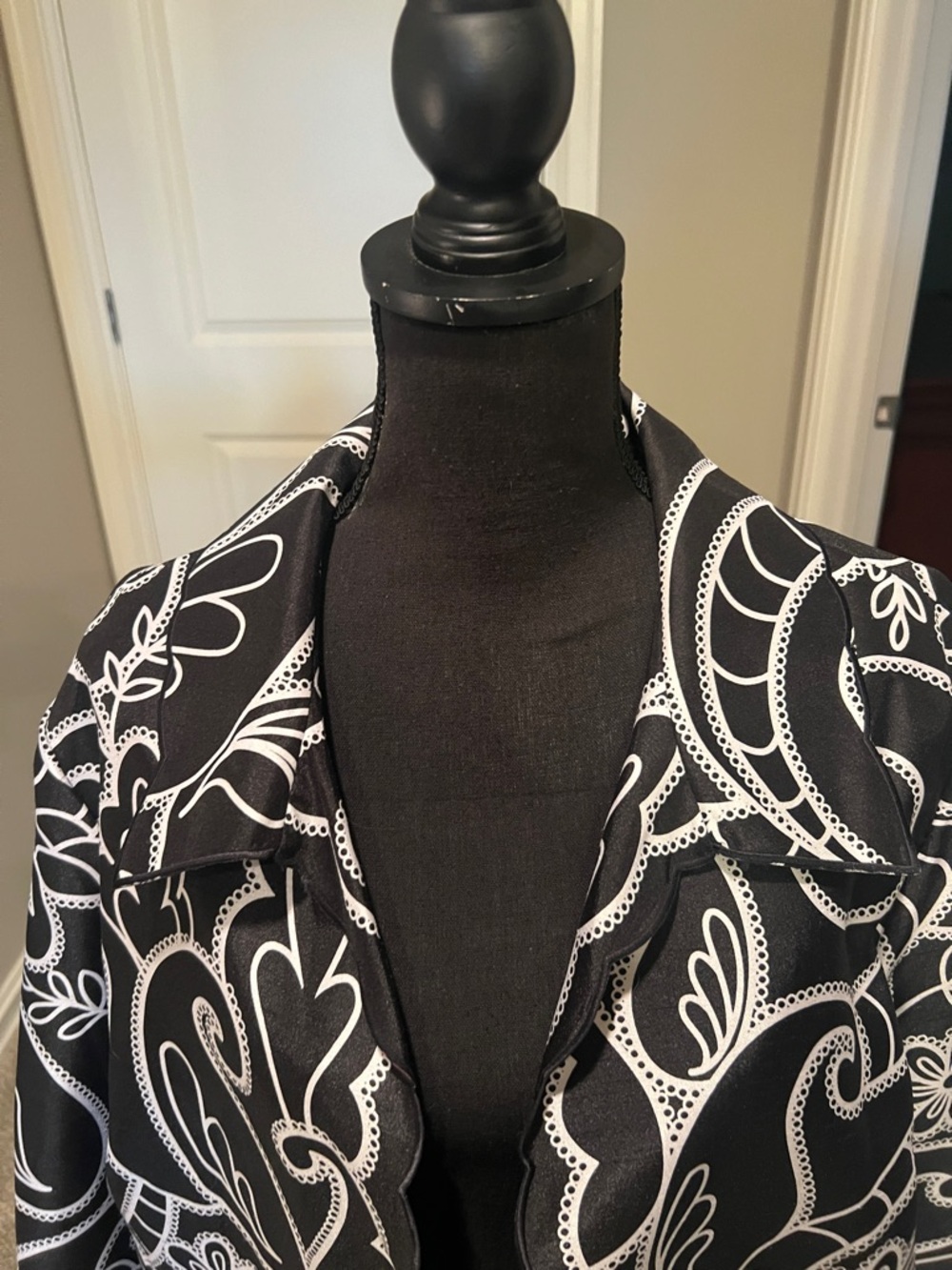 TanJay Black & White Scalloped Floral-Scroll Blazer - Picture 4 of 9